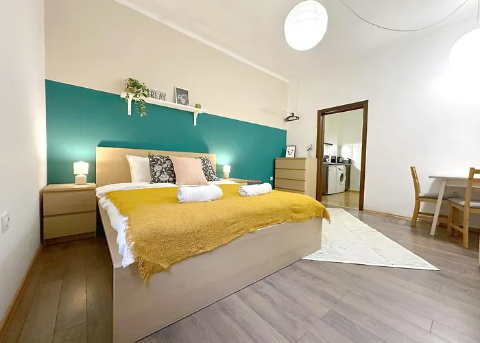 Апартамент Aurora Abode - Center 1 Bdr Fast Wi-fi *