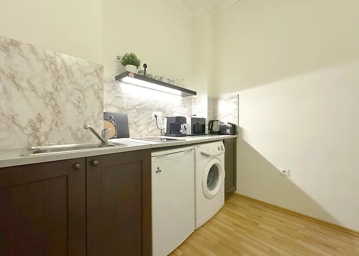 Aurora Abode - Center 1 Bdr Fast Wi-fi Апартамент София