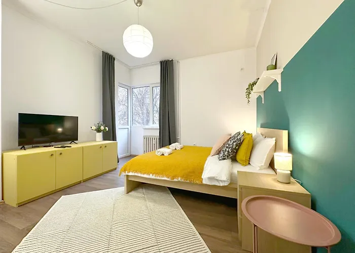 Апартамент Aurora Abode - Center 1 Bdr Fast Wi-fi